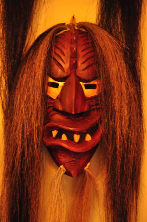 Máscaras indígenas que enfeitam e protegem dos maus espíritos a nossa pousada em Gananoque, na região das 1000 Islands, na fronteira do Canadá e Estados Unidos